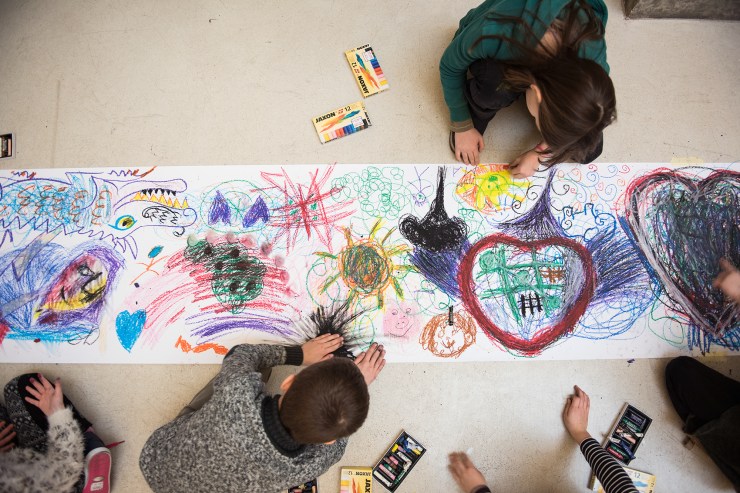 Schüler*innen zeichnen direkt in den Ausstellungsräumen im Arnulf Rainer Museum, Foto: Markus Werlich © Arnulf Rainer Museum